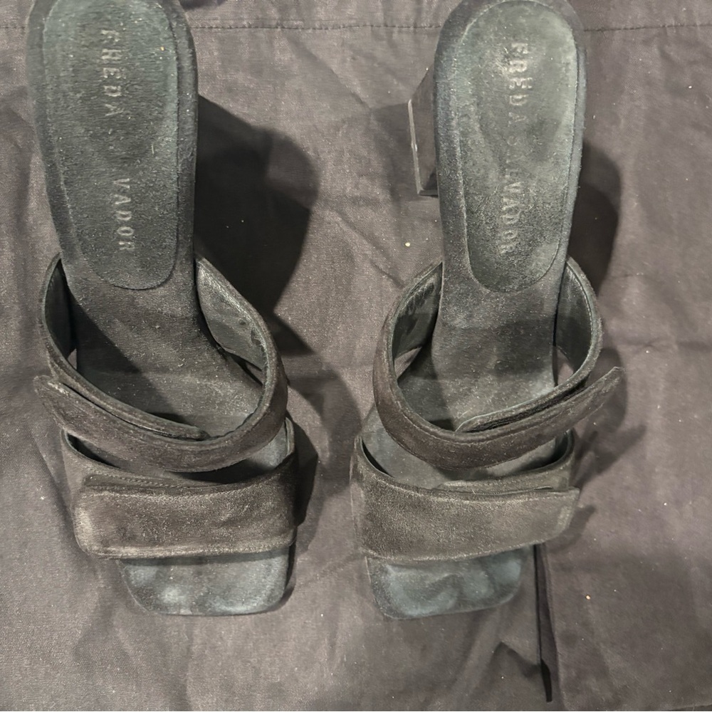 Black High Heels with Open Toe and Twisted Strap
